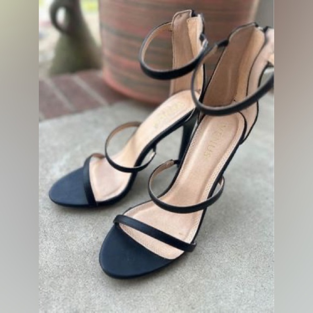 Venus Womans Black Heels Size 7